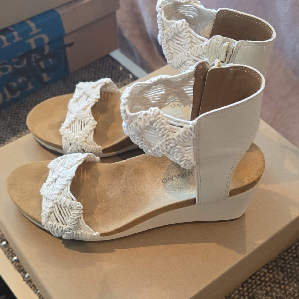 Lucky Brand Women's Tan and Cream Wedges - Picture 4 of 9